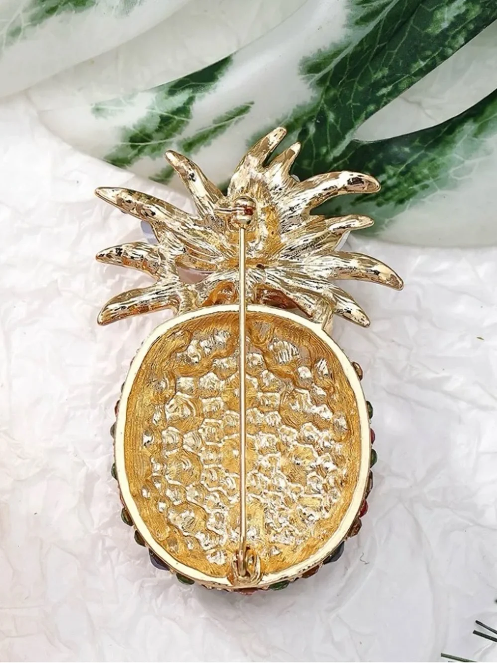 Luxury Crystal Pineapple Brooch Pin – Gold Tone Rhinestone Fruit Lapel Pin.